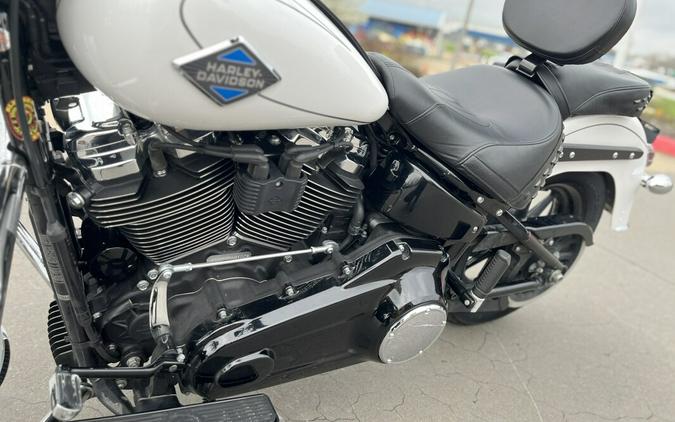 2025 Harley-Davidson® FLHC Heritage Classic White Onyx