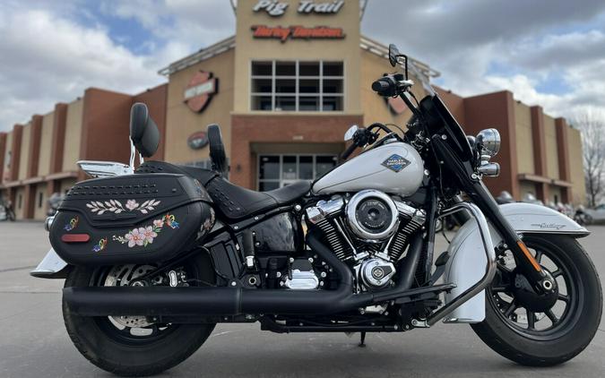 2025 Harley-Davidson® FLHC Heritage Classic White Onyx