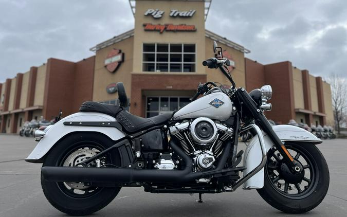 2025 Harley-Davidson® FLHC Heritage Classic White Onyx