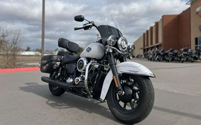 2025 Harley-Davidson® FLHC Heritage Classic White Onyx