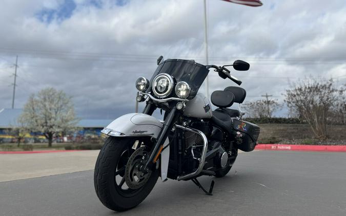 2025 Harley-Davidson® FLHC Heritage Classic White Onyx