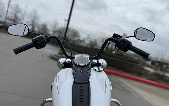 2025 Harley-Davidson® FLHC Heritage Classic White Onyx