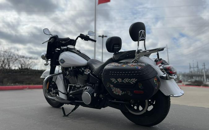2025 Harley-Davidson® FLHC Heritage Classic White Onyx