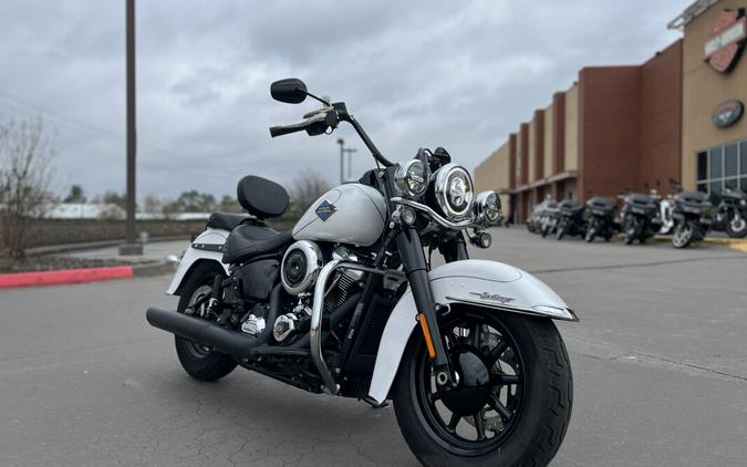 2025 Harley-Davidson® FLHC Heritage Classic White Onyx
