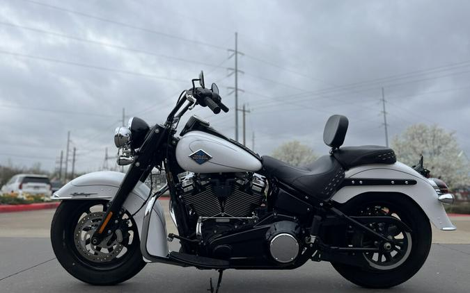 2025 Harley-Davidson® FLHC Heritage Classic White Onyx
