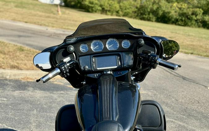 2017 Harley-Davidson CVO™ Street Glide Dark Slate Candy/Arctic Black with Co