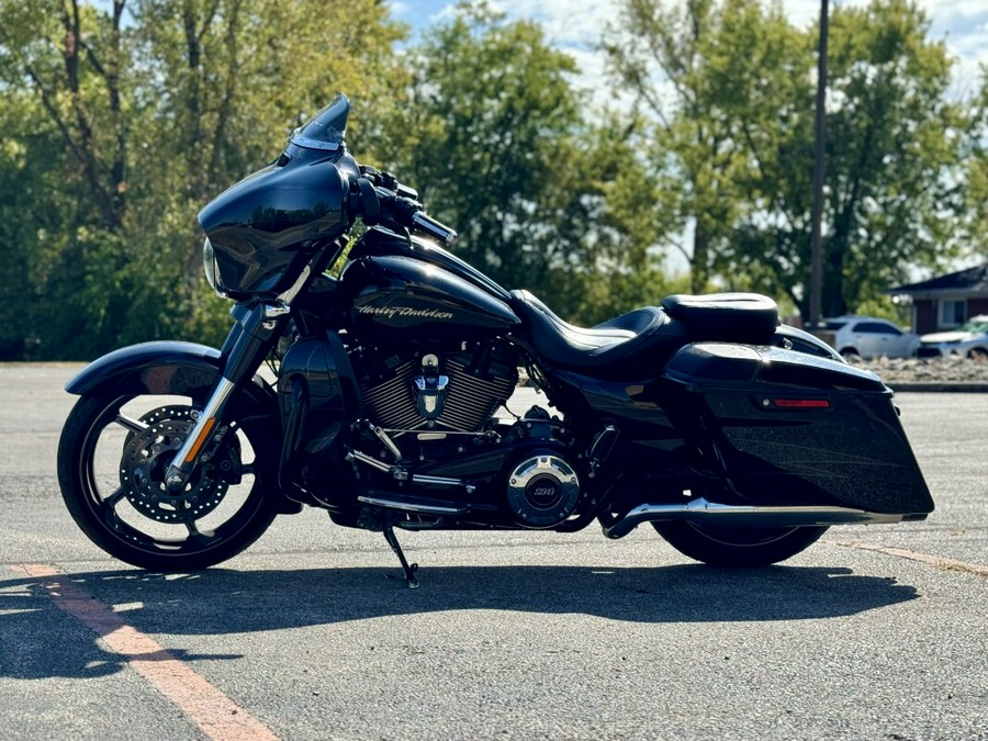 2017 Harley-Davidson CVO™ Street Glide Dark Slate Candy/Arctic Black with Co