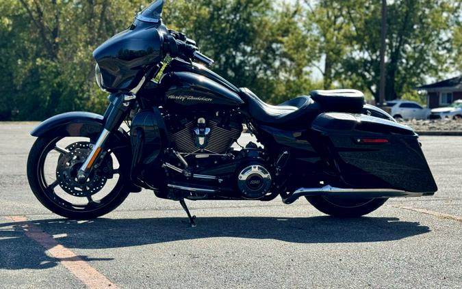 2017 Harley-Davidson CVO™ Street Glide Dark Slate Candy/Arctic Black with Co