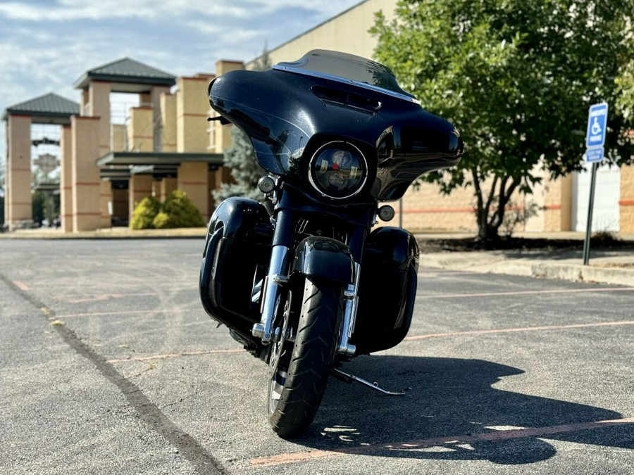 2017 Harley-Davidson CVO™ Street Glide Dark Slate Candy/Arctic Black with Co