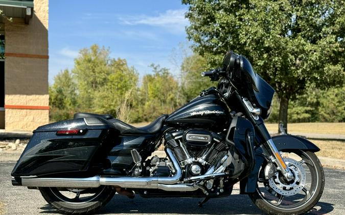 2017 Harley-Davidson CVO™ Street Glide Dark Slate Candy/Arctic Black with Co