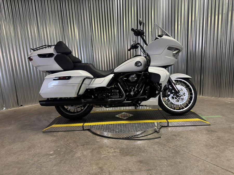2026 Harley-Davidson Road Glide Limited WHITE ONYX PRL W/ PINSTRIPE