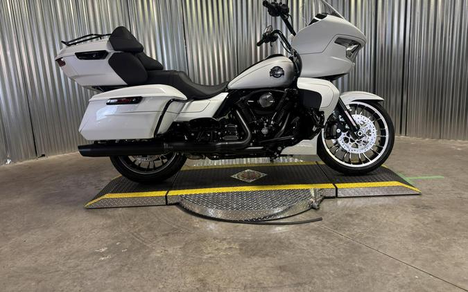 2026 Harley-Davidson Road Glide Limited WHITE ONYX PRL W/ PINSTRIPE