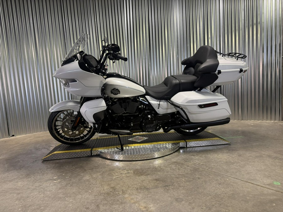 2026 Harley-Davidson Road Glide Limited WHITE ONYX PRL W/ PINSTRIPE