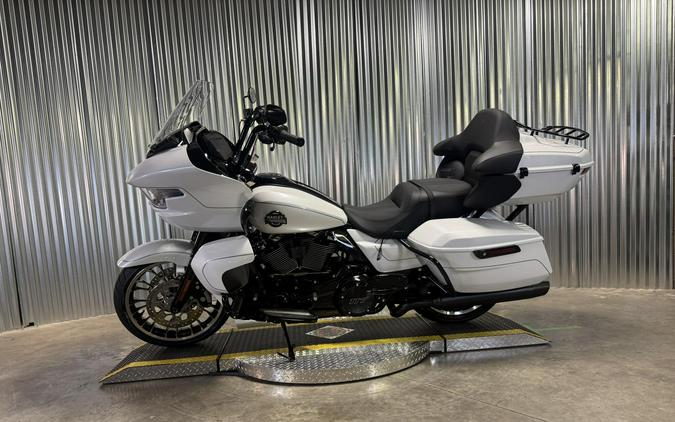 2026 Harley-Davidson Road Glide Limited WHITE ONYX PRL W/ PINSTRIPE