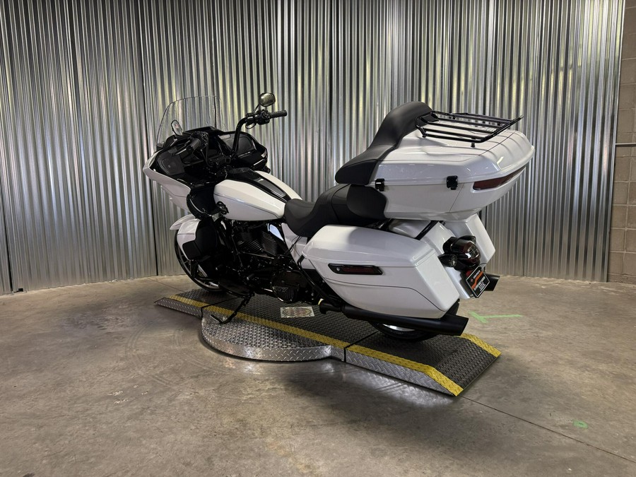 2026 Harley-Davidson Road Glide Limited WHITE ONYX PRL W/ PINSTRIPE