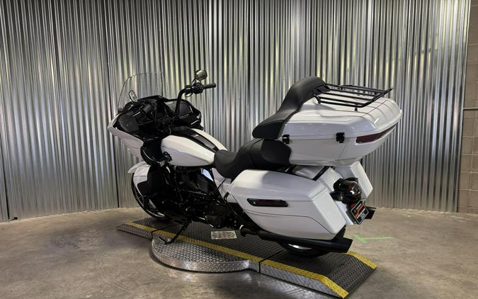 2026 Harley-Davidson Road Glide Limited WHITE ONYX PRL W/ PINSTRIPE
