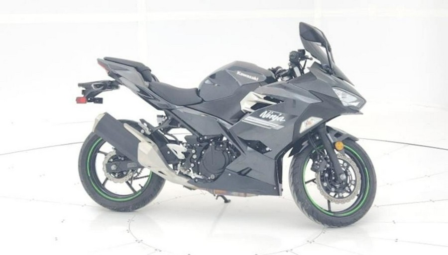 2022 Kawasaki Ninja® 400 ABS Metallic Carbon Gray/Metallic Flat Spark Black