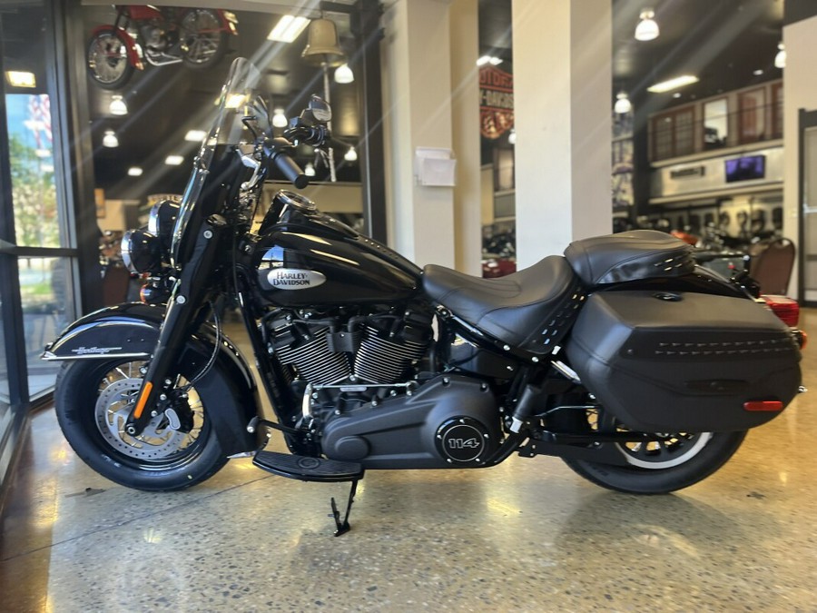 2024 Harley-Davidson Heritage Classic VIVID BLACK W/ PINSTRIPE