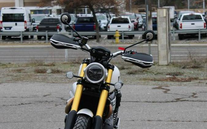 2026 Triumph Scrambler 1200 XE Matte khaki green