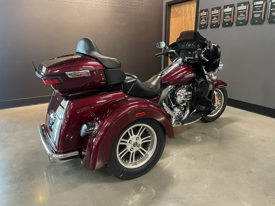 2015 Harley-Davidson® Tri Glide® Ultra mysterious red
