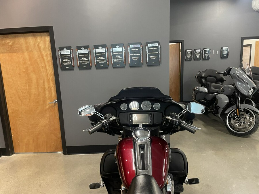 2015 Harley-Davidson® Tri Glide® Ultra mysterious red