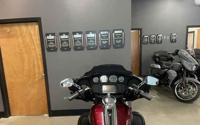 2015 Harley-Davidson® Tri Glide® Ultra mysterious red