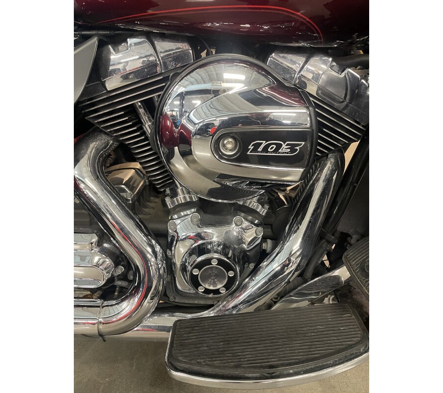 2015 Harley-Davidson® Tri Glide® Ultra mysterious red