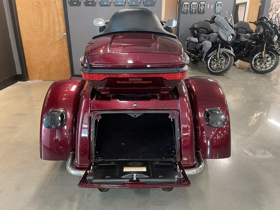 2015 Harley-Davidson® Tri Glide® Ultra mysterious red