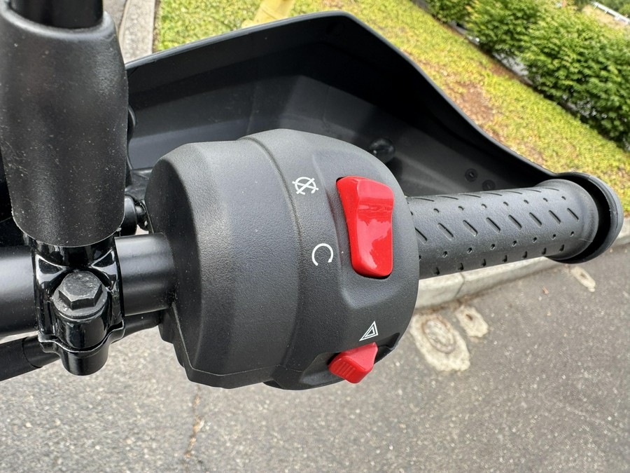 2025 Triumph SCRAMBLER 400 X - PHANTOM BLACK - SILVER ICE