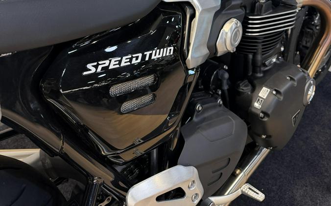 2025 Triumph Speed Twin 1200 - CRYSTAL WHITE - SAPPHIRE BLACK