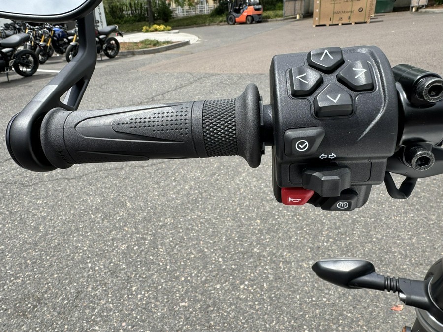 2025 Triumph Speed Twin 1200 - CRYSTAL WHITE - SAPPHIRE BLACK