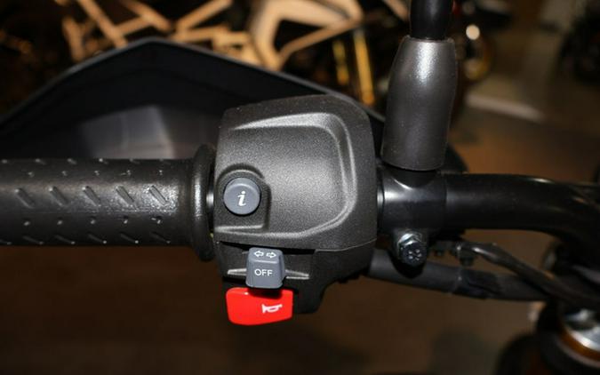 2026 Triumph Scrambler 400 X Matte Khaki Green/Matte Fusion Whi