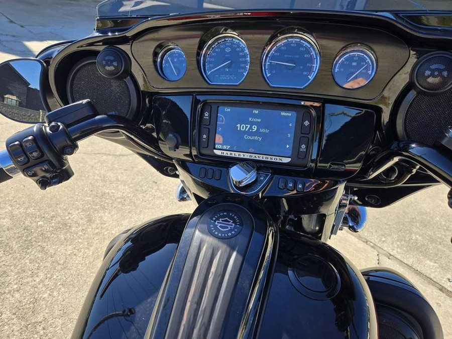 2017 Harley-Davidson® FLHXSE - CVO™ Street Glide®