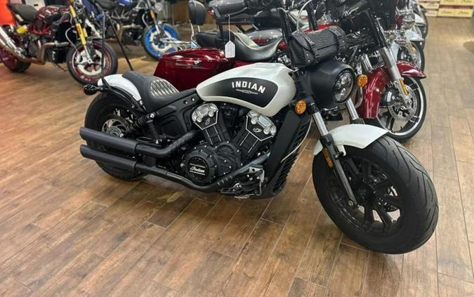 2019 Indian Scout Bobber vs. Triumph Bonneville Bobber Black: Comparison Review