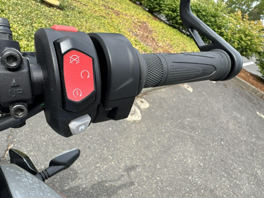 2025 Triumph Street Triple 765 RS - SILVER ICE