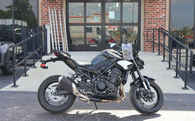 2025 Kawasaki Z900 ABS Metallic Spark Black/Metallic Carbon Gray ABS