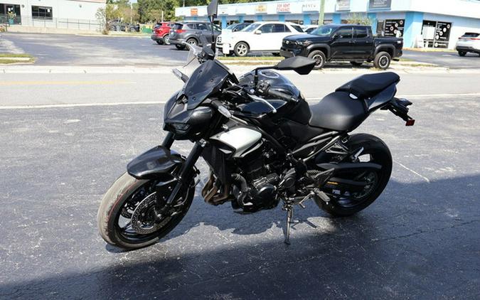 2025 Kawasaki Z900 ABS Metallic Spark Black/Metallic Carbon Gray ABS