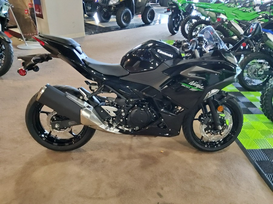 2024 Kawasaki Ninja® 500 Base