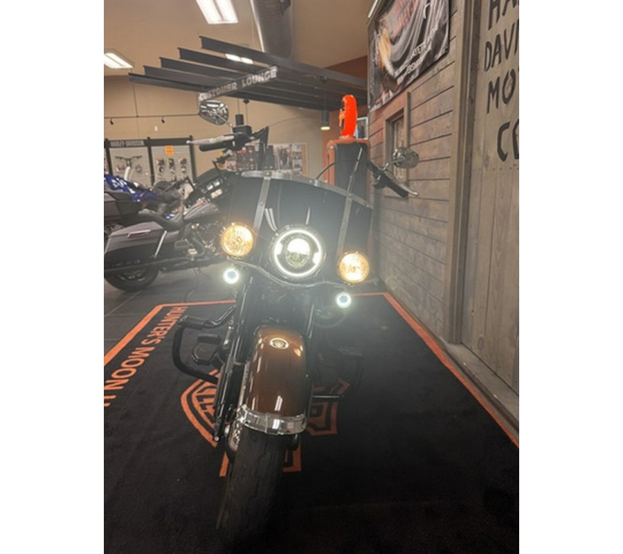 2019 Harley-Davidson Softail FLHCS - Heritage Classic 114