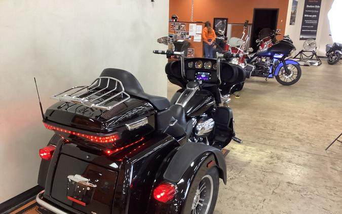 2021 Harley-Davidson Tri Glide Ultra Black FLHTCUTG