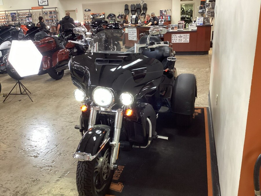 2021 Harley-Davidson Tri Glide Ultra Black FLHTCUTG