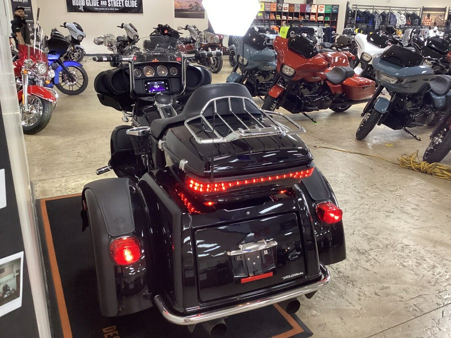 2021 Harley-Davidson Tri Glide Ultra Black FLHTCUTG