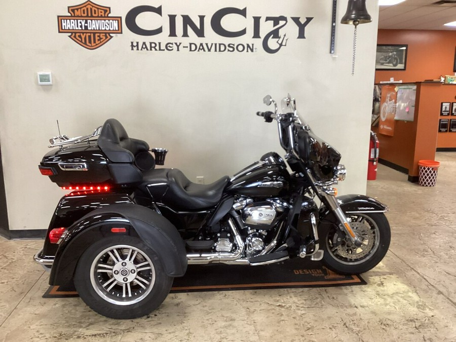 2021 Harley-Davidson Tri Glide Ultra Black FLHTCUTG