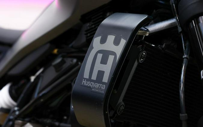 2024 HUSQVARNA Svartpilen 401