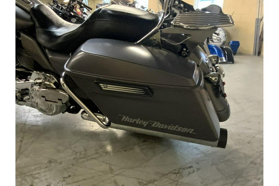 2017 Harley-Davidson® FLHXS STREET GLIDE SPECIAL
