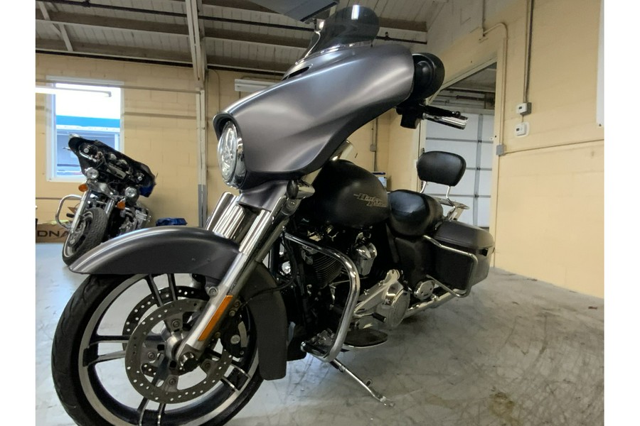 2017 Harley-Davidson® FLHXS STREET GLIDE SPECIAL