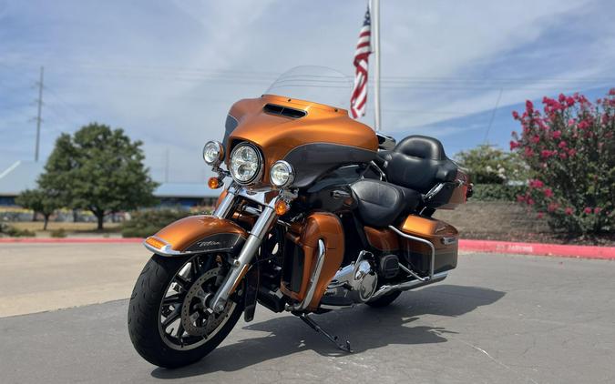 2016 Harley-Davidson® FLHTCU Electra Glide® Ultra Classic® WHSKY/CHAR PRL 667830