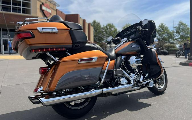2016 Harley-Davidson® FLHTCU Electra Glide® Ultra Classic® WHSKY/CHAR PRL 667830