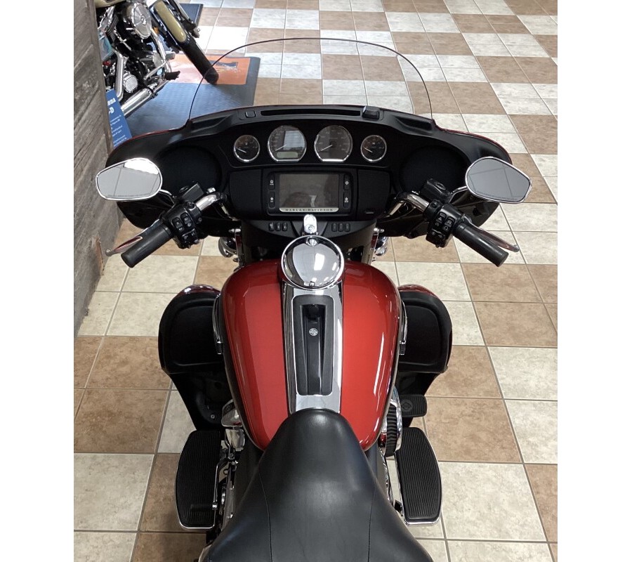 2018 Harley-Davidson® Tri Glide® Ultra Wicked Red/Twisted Cherry