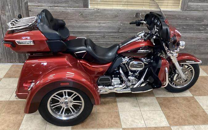 2018 Harley-Davidson® Tri Glide® Ultra Wicked Red/Twisted Cherry